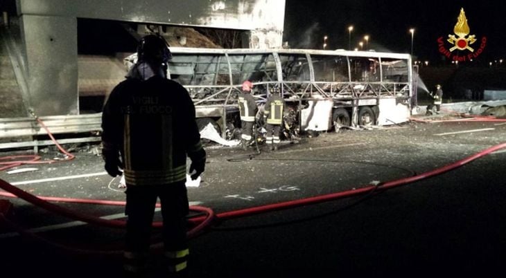 Първи СНИМКИ от жестоката трагедия с унгарски автобус и тийнейджъри в Италия