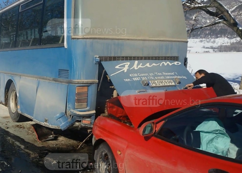 Автобус с над 20 работници катастрофира край Сопот (ВИДЕО)