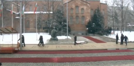 На площад „Св. Александър Невски" почерня от полиция!