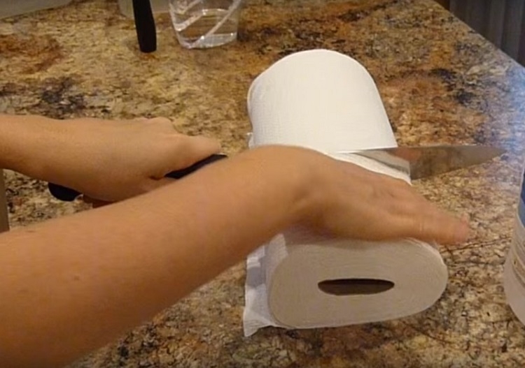 Тя сряза руло домакинска хартия на две части и направи от него нещо, което би помогнало на всяка домакиня! (СНИМКИ)