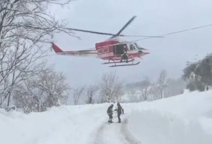 Нов ужас край област Абруцо! Спасителен хеликоптер се разби до хотела, който бе затрупан от лавина