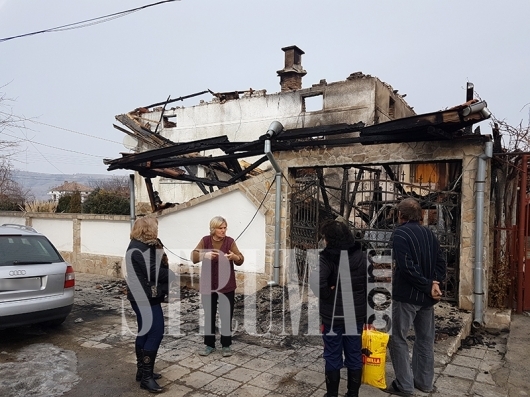 Адът на семейство Алексиеви от Марино поле: Насред зима опожариха дома им, колата им изчезна в пламъци! (СНИМКИ/ВИДЕО)