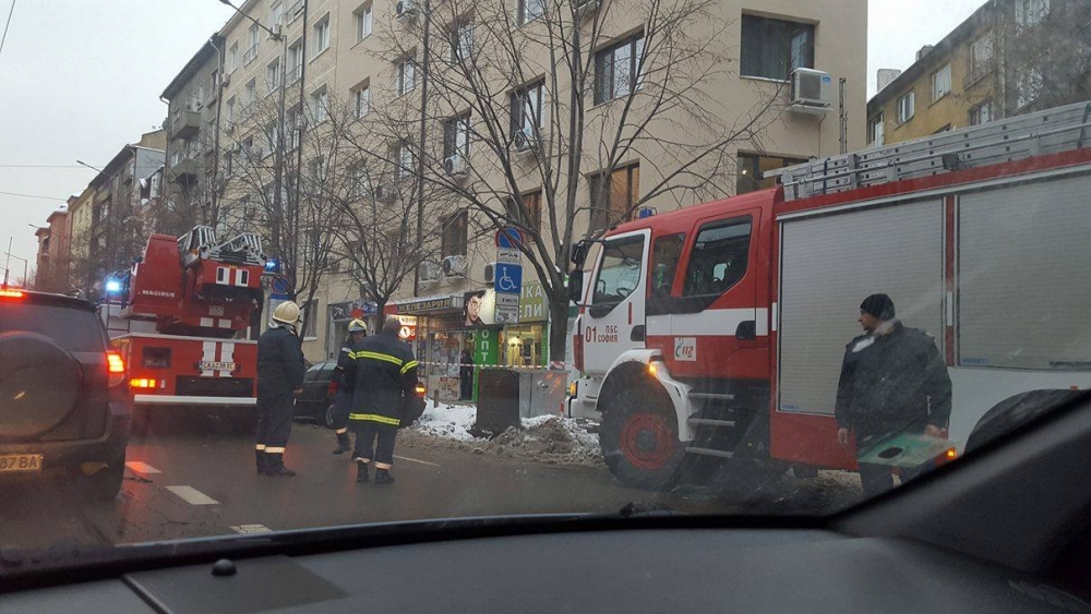 Сигнал до БЛИЦ! Гъмжи от пожарни коли на Петте кюшета в София (СНИМКИ)