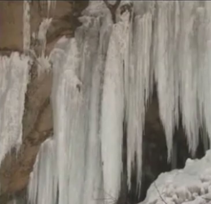 Незапомнено зрелище: Широк 80-метра водопад замръзна в Южна Корея (ВИДЕО)