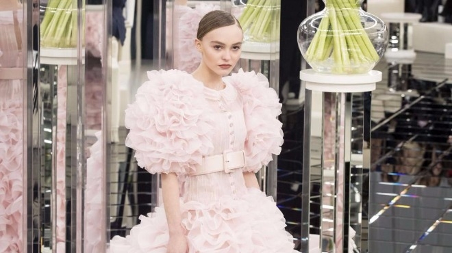 Дъщерята на Джони Деп дефилира на ревюто на Chanel в Париж (СНИМКИ)