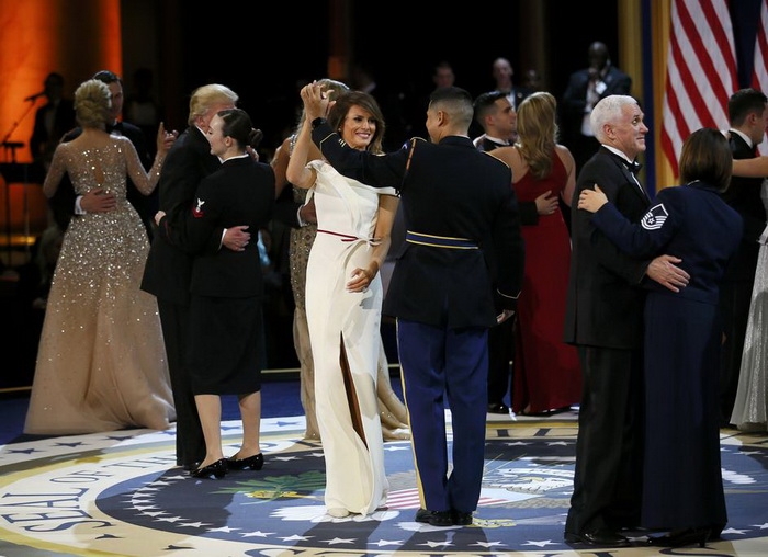 Войникът, който танцува с Мелания Тръмп, за първи път разказа подробно за голямата тръпка (СНИМКИ/ВИДЕО) 