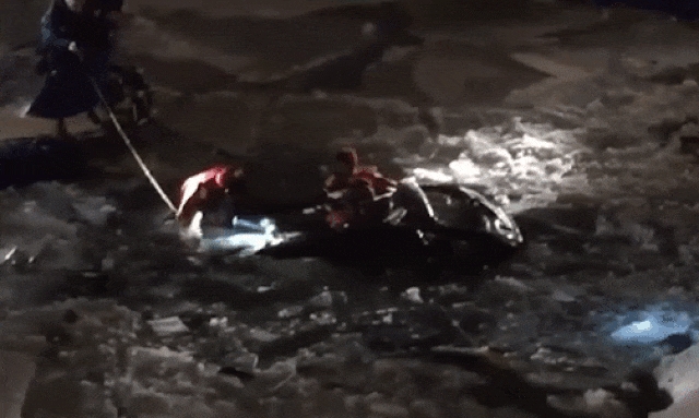 Тотален екшън! Млада яростна джигитка се хвърли в заледена река в Москва, пътен полицай я вади от дълбините (ВИДЕО) 