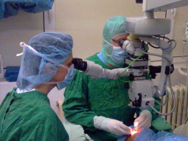 Специалисти направиха уникална операция на младеж, остраниха сачма от окото му (СНИМКИ)