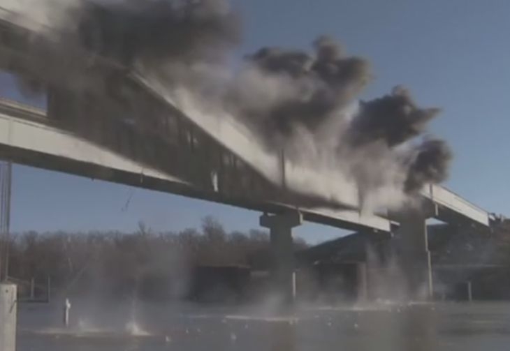 Зрелищно ВИДЕО показа как мост в Оклахома изчезва за секунди