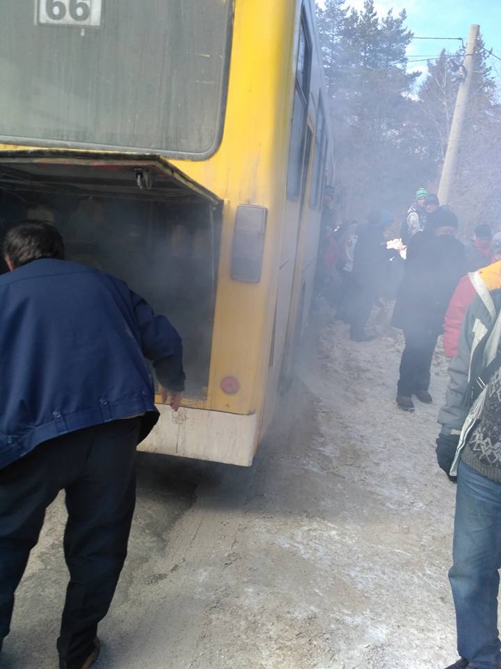 Първо в БЛИЦ! Авария в автобус на столичния градски транспорт, свалят всички пътници на студа (СНИМКИ)