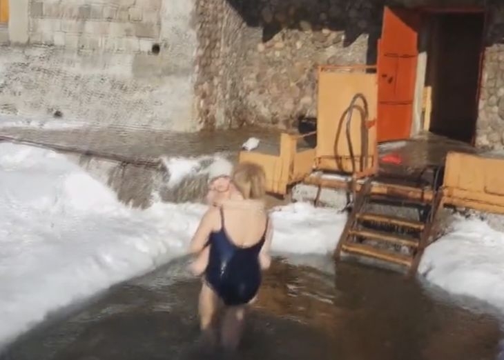Закаляване: Десетки майки потопиха децата си в ледените води на Байкал (ВИДЕО)
