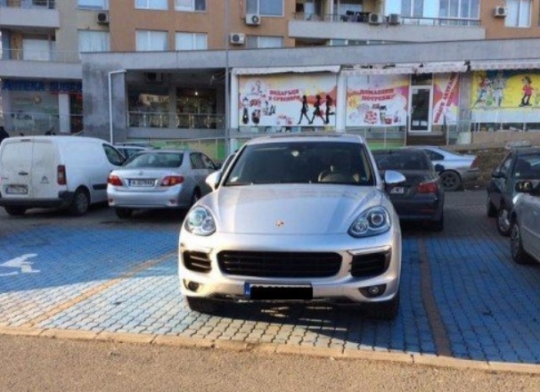 Така паркира софийски тузар с Порше Кайен в Бургас