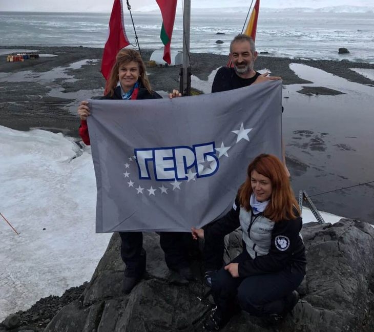 Ирена Соколова развя знамето на ГЕРБ на Антарктида (СНИМКИ)