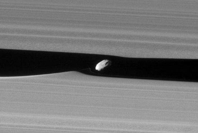 НАСА показа  невиждани досега СНИМКИ на пръстените на Сатурн