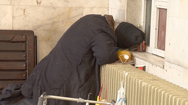 Бездомник окупира чакалнята на гарата в Ямбол, пътниците мръзнат навън заради непоносимата воня 