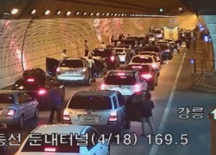 Истински хит! Това ВИДЕО от Южна Корея учи какво трябва да направите при катастрофа в тунел 
