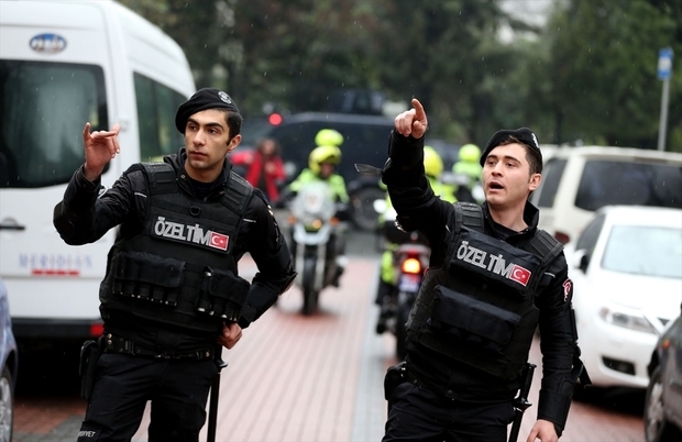 Напрежението в Турция расте, парламентьори преговарят с лудия полицай