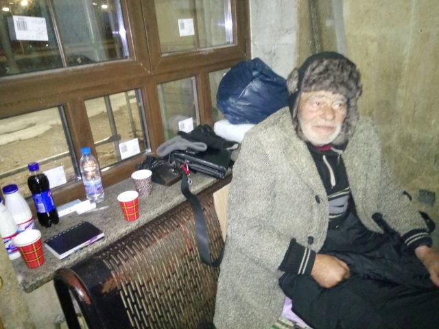 Бездомник си направи хотел Централ в чакалнята на гарата в Пловдив 