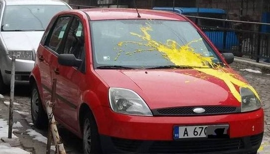 Заляха кола с блажна боя в центъра на Бургас (СНИМКА)