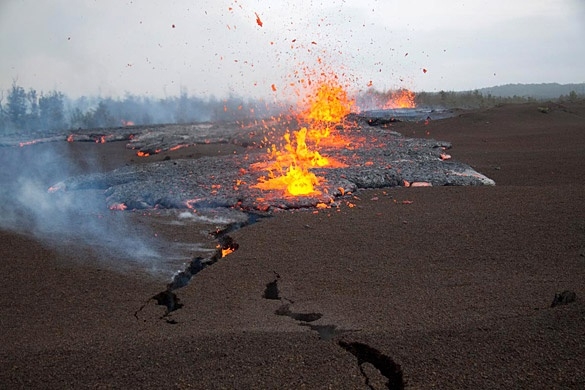 Хавайски вулкан излива лава в океана (ВИДЕО)