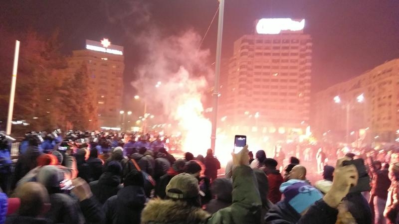 Напрежение в Румъния: Избухнаха сблъсъци между протестиращи и полиция (СНИМКИ/ВИДЕО)