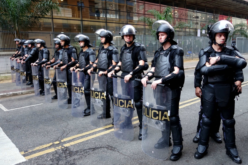 Масови сблъсъци между протестиращи и полицията в Бразилия
