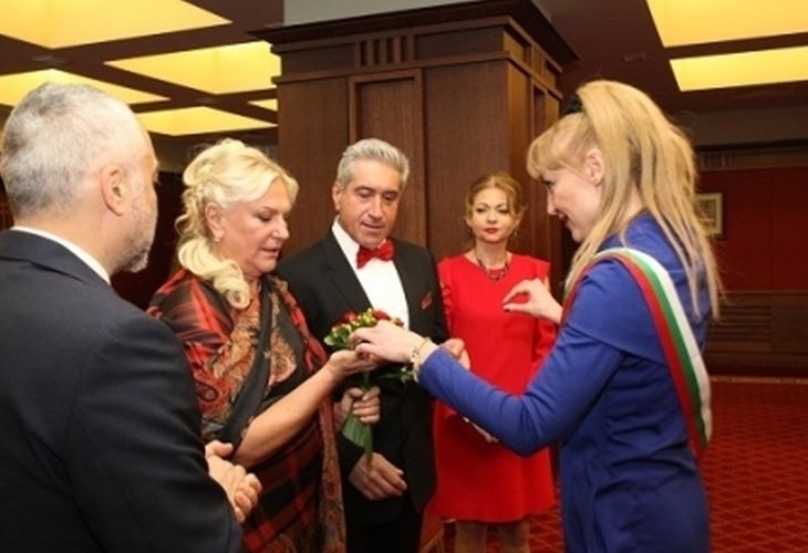 Сватбата на най-богатата българка направи много щастлив сина й Руши! Ето какви щедри подаръци получи певецът