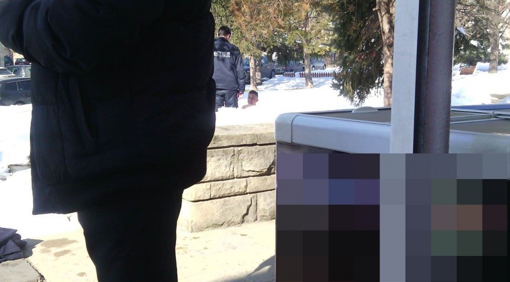 Само в БЛИЦ! Луд екшън в центъра на Сопот! Гол мъж седи в снега, полицаите се борят с него (СНИМКИ)
