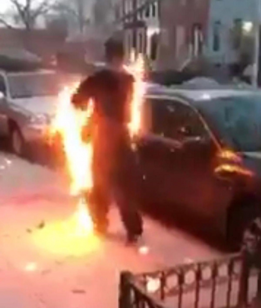 Шокираща гледка: Надрусан се подпали, разходи се спокойно като жива факла из Ню Йорк (ВИДЕО)