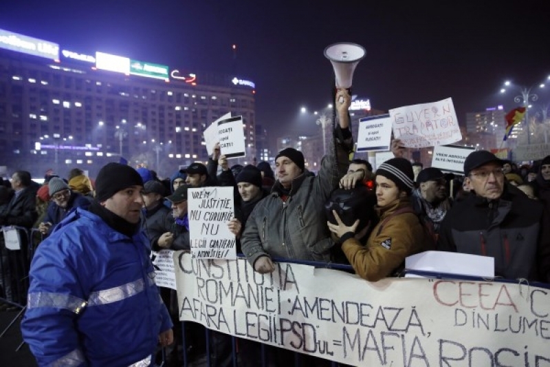 Десетки хиляди румънци отново окупираха сградата на правителството