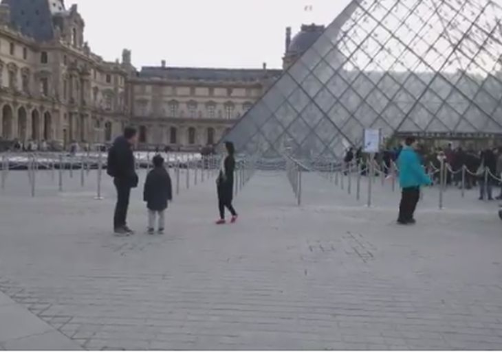 Паника скова Париж, затвориха и метрото, туристите в Лувъра натръшкани по пода (СНИМКИ/ВИДЕО/НА ЖИВО)