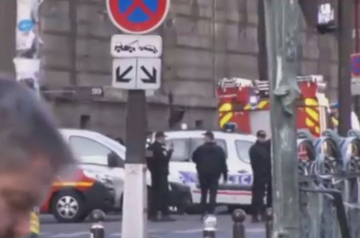 Зловещи подробности: Джихадист с мачете и крясъци "Аллах акбар!"  е нападнал Лувъра, надупчен е на решето