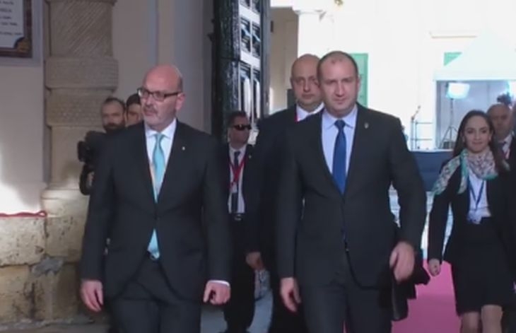 Юнкер и Туск посрещнаха Радев като стар приятел в Малта на срещата на върха на ЕС (ВИДЕО)