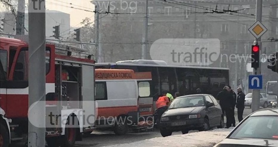 Кошмар в Пловдив! Пожарникари вадят затиснат изпод рейс, лекари се борят за живота му (СНИМКИ/ВИДЕО)