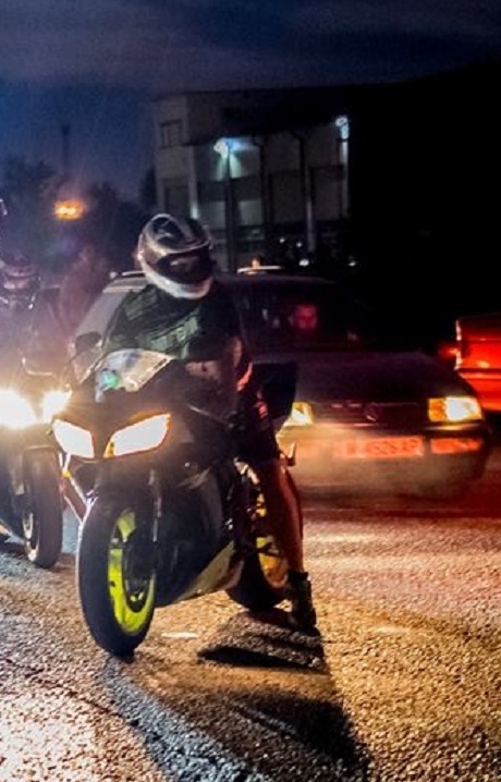 Среднощна гонка! Полицията преследва хлапак с мотор из Враца
