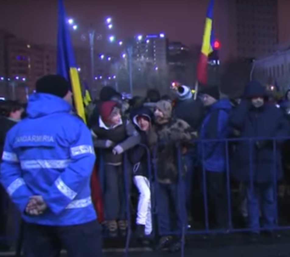Протестите в Букурещ ескалират: Повече от 90 хиляди са на улиците! (ВИДЕО)