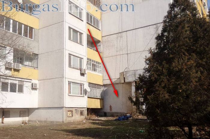Три часа труп на млад мъж, полетял от 4-ия етаж, лежа пред бургаски блок (СНИМКИ 18+)