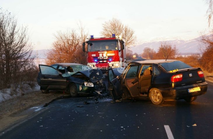 Касапница на Подбалканския път! Две коли се удариха челно на шосето, има тежко ранени (ЕКСКЛУЗИВНИ СНИМКИ)