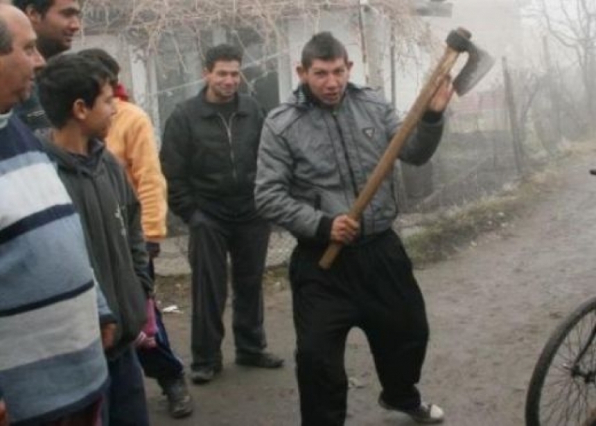 Див екшън в Петрич! 140 роми мятат камъни по охранители