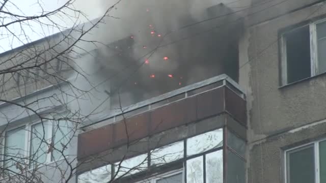 Огнен ад в Русе! Пожар в жилищен блок, евакуираха няколко семейства (ВИДЕО)