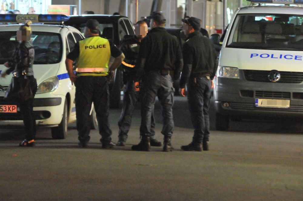 Нощната драма в Сандански: Двама гърци и проститутки изведени с белезници от хотела, който беше щурмуван от полицията 