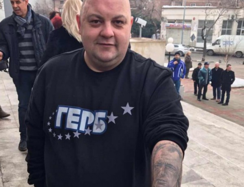 Яростен поддръжник на Бойко Борисов с татус на лика му 