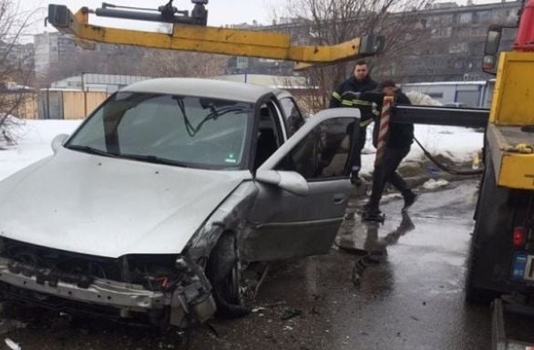 Рязали са ламарини на автомобила от тежката катастрофа в Пловдив! (СНИМКИ)