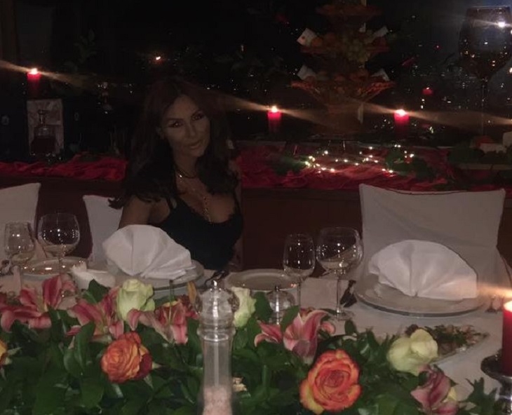 Не е за вярване! Моника Валериева се появи по гърди в реномиран скъпарски ресторант (СНИМКА 18+)