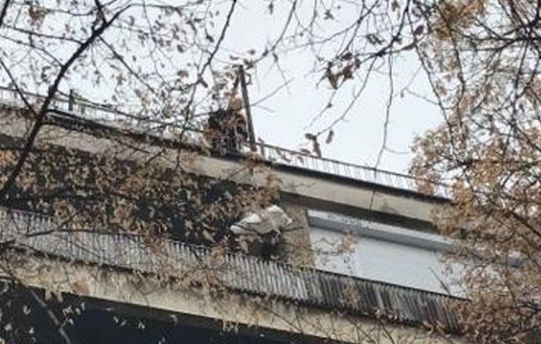 Въоръжен с лопата мъж на покрива взе "заложници" в магазин Березка (СНИМКИ)