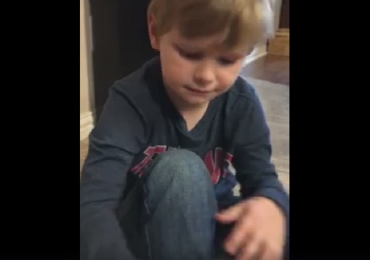 Уникален метод! 5-годишно момче помогна на милиони деца да се научат да връзват обувките си (ВИДЕО)