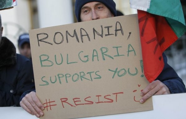 Шествие пред посолството на Румъния: "България ви подкрепя" (СНИМКИ)