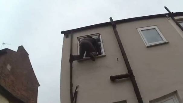 Уникално: Крадец заседна на прозорец на втория етаж, докато се вмъквал в чуждия дом (СНИМКИ)