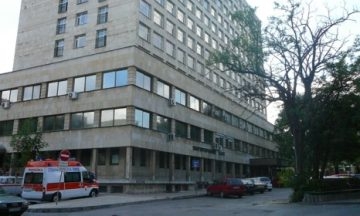 Мъж скочи от осмия етаж на болницата в Шумен и почина на място