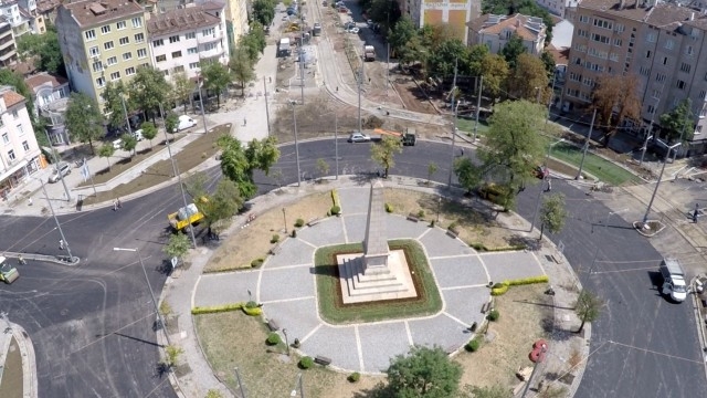 Сигнал до БЛИЦ! Трамвай и кола се размазаха на Руски паметник в София